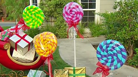 Learn to make these cheap giant yard lollipops from pool noodles this Christmas Christmas Lollipop Decorations, Diy Christmas Yard Decorations, Peppermint Candy Ornaments, Lollipop Decorations, Giant Lollipops, Christmas Lollipops, Outdoor Christmas Decor, Pool Noodle, Candy Land Theme