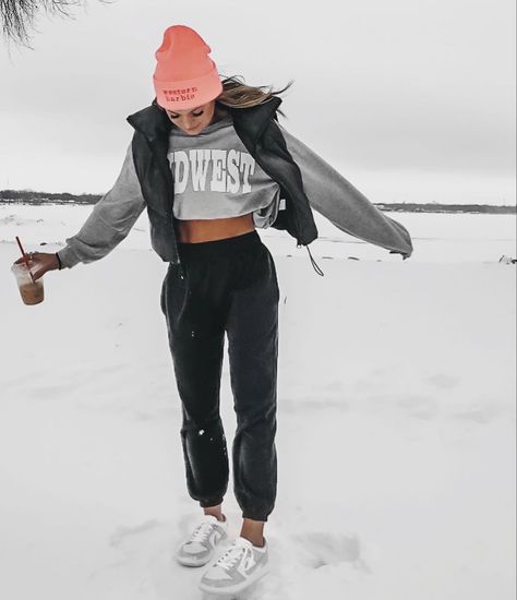 Athletic Western Outfits, Country Sweatpants Outfit, Western Athletic Wear, Comfy Western Outfits Winter, Western Outfits Winter, Country Outfits With Sweatpants, Comfy Western Outfits Leggings, Dress Up Sweats, Comfy Western Outfits