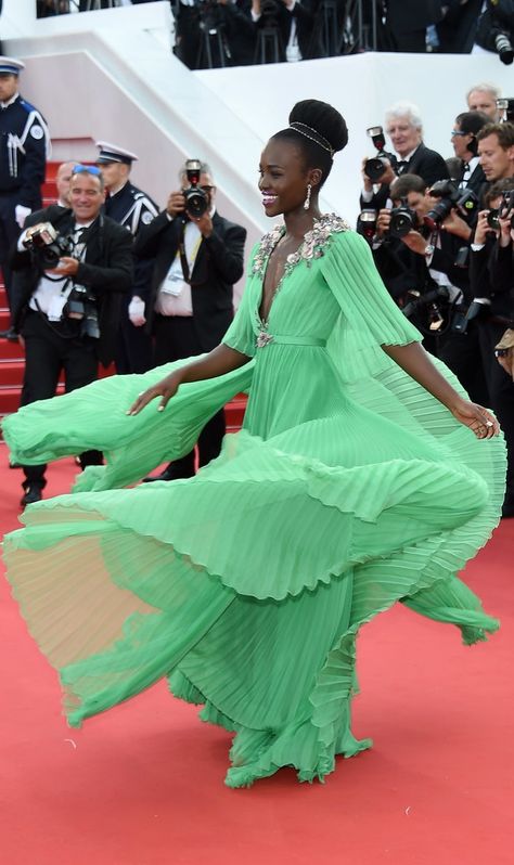 Lupita Nyong'o wearing a custom green Gucci gown complete with floral appliqué and chiffon pleating. She accessorized her look with glowing Chopard jewels at Cannes Film Festival 2015. Cannes Film Festival 2015, Gucci Gown, Lupita Nyong'o, Evening Outfits, On The Red Carpet, Looks Chic, Red Carpet Looks, Outfits Casual, Red Carpet Fashion