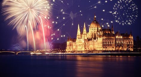 Romance or wild fun? Whatever you want for your New Year's Eve in Budapest there is: dinners, cruises, thermal baths, parties in the squares ... New Years Eve Events, Christmas In Europe, Buda Castle, Travel City, Thermal Bath, Fireworks Display, Budapest Hungary, City Trip, Bergamo