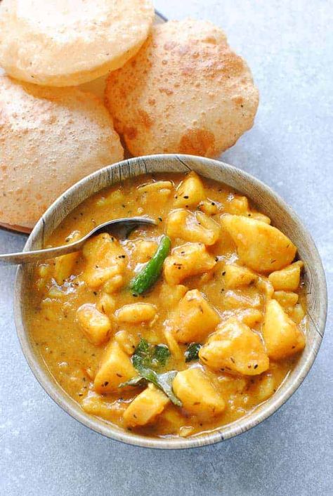 Aloo Puri, Aloo Curry, Vegan Curry Recipes, Aloo Recipes, Puri Recipes, Indian Bread, Potato Curry, Curry Dishes, Indian Breakfast