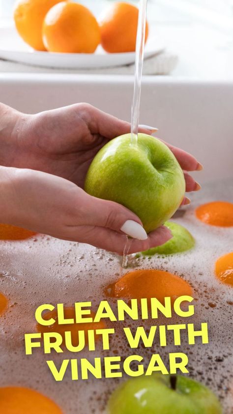 Cleaning Apples With Vinegar, Diy Fruit Wash Vinegar, Vinegar To Clean Fruit, Fruit Soak Vinegar, How To Clean Fruit With Vinegar, Best Way To Clean Apples, How To Wash Fruit With Vinegar, How To Wash Apples, Fruit Wash With Vinegar Baking Soda