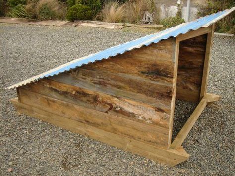 This is a pig house, but I think it would be a perfect chicken shelter to get them out of all this rain! Chicken Shelter, Pig Shelter, Pastured Pigs, Livestock Shelter, Goat Shelter, Goat Pen, Raising Pigs, Goat House, Goat Barn