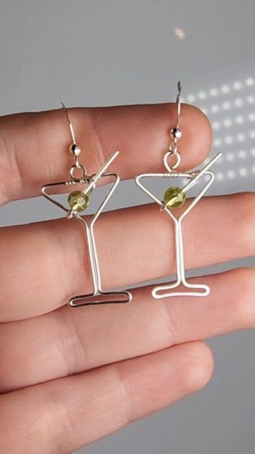 Wire Keychain Ideas, Wire Earrings Diy, Wire Stud Earrings, Metal Wire Art, Diy Earrings Dangle, Wire Earrings Handmade, Wire Projects, Wire Jewelry Earrings, Wire Wrap Jewelry Designs