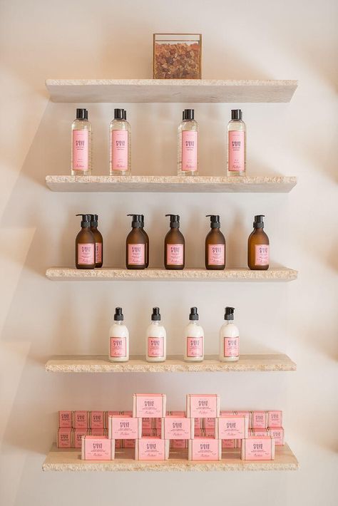 Beauty Product Display, Beauty Bar Ideas, Spa Interior Design, Esthetician Room, Store Design Boutique, Spa Interior, Beauty Salon Decor, Spa Decor, Salon Interior Design