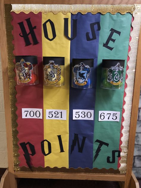 Hogwarts House Points display for Harry Potter Book Night #HPBN #harrypotterparty #HarryPotter #library Hogwarts Houses Decorations, Harry Potter Hallway Ideas, House Points Bulletin Board, House Points Harry Potter, Harry Potter Classroom House Points, Harry Potter Classroom Doors, Harry Potter School Theme, Harry Potter Science Classroom, Hogwarts Classroom Decor