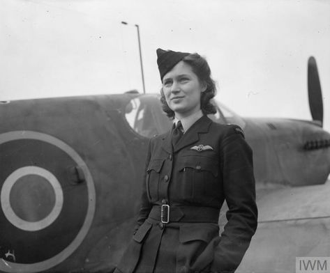 Novels That Feature Women Who Served in the World Wars Women In Combat, Ww2 Women, Wwii Women, 1940s Women, Air Transport, Female Pilot, Battle Of Britain, Female Soldier, Fighter Pilot