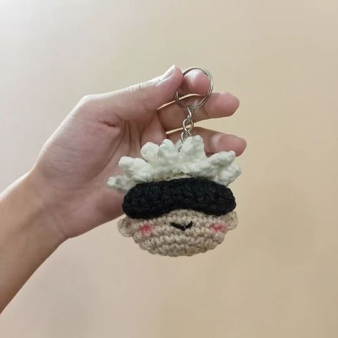 crochet gojo & geto keychains for anime lovers 🤍 . . . . #crochetinspiration #crochet #anime #gojosatoru #geto #jujutsukaisen #handmade Crochet Anime Keychain Pattern, Jujutsu Kaisen Crochet Pattern, Crochet Anime Ideas, Gojo Crochet Pattern, Crochet Anime Keychain, Anime Crochet Keychain, Crochet Present Ideas, Jjk Crochet, Crochet Gojo