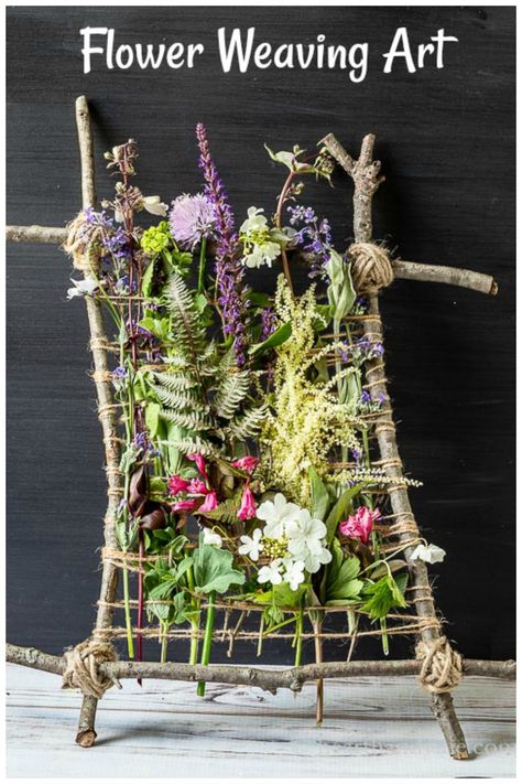 Art With Branches, Flower Weaving, Nature Weaving, Oppgaver For Barn, Weaving Craft, Twig Art, Deco Nature, In The Summertime, Work Diy