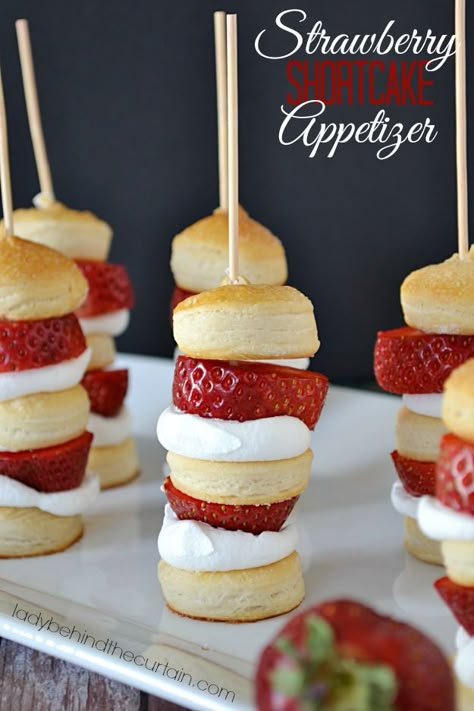 Serve the unexpected with this Strawberry Shortcake Appetizer!  Planning a party and only serving appetizers?  Most guests will expect the appetizers to be Strawberry Shortcake Kabobs, Dessert Strawberry, Sandwich Bar, Fingerfood Party, Super Party, Food Party, Ideas Food, בר מצווה, Food Dessert