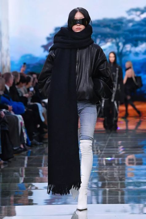 Balenciaga Fall 2024 Ready-to-Wear Runway, Fashion Show & Collection Review [PHOTOS] Balenciaga Runway, Balenciaga Style, Types Of Jeans, Mood Board Fashion, Jeans For Women, Fashion Show Collection, Kate Moss, Winter 2024, Fall 2024