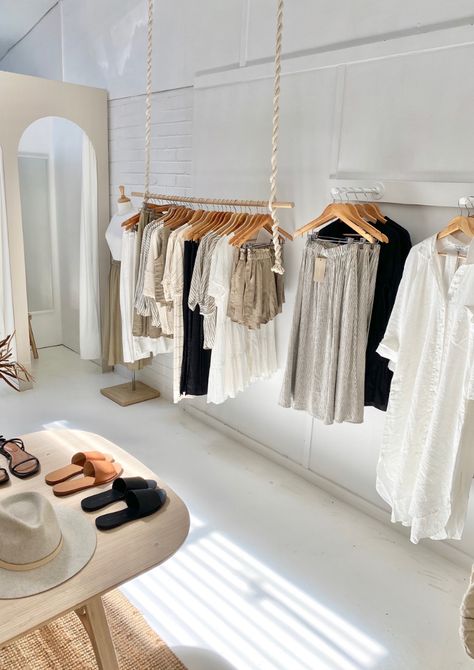 Small Clothing Store Interior, Small Boutique Interior, Clothing Boutique Interior, Butik Design, Boutique Aesthetic, Fashion Store Design, Retail Store Interior Design, Clothing Store Interior, Boutique Inspiration