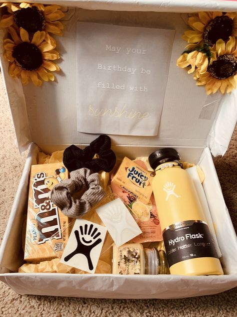 DIY yellow sunshine box birthday gift Aesthetic Gifts For Best Friend, Diy Aesthetic Gifts, Quick Birthday Gifts, Sunshine Box, Aesthetic Gifts, Săpunuri Handmade, Gifts For Best Friend, Birthday Presents For Friends, Diy Best Friend Gifts