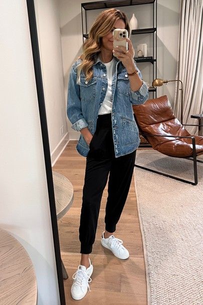 Black Joggers Outfit, Looks Camisa Jeans, Joggers Outfit Women, Jogger Pants Outfit, Teaching Outfits, Jean Jacket Outfits, Denim Jacket Outfit, Camisa Jeans, Spring Outfit Ideas