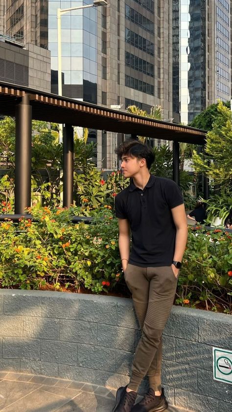 Ootd Cowok Casual, Pose Poto, Outfit Cowo, Outfit Cowok, Mens Photoshoot, Men Fashion Photoshoot, Mens Photoshoot Poses, Street Style Outfits Men, Ootd Men