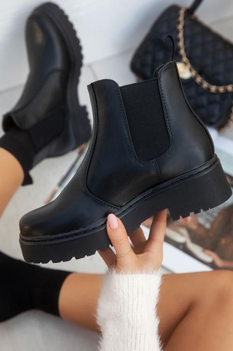 Short Chelsea Boots Outfit, Black Boots Outfit Ankle, Short Black Boot, Black Chelsea Boots Women, Black Chelsea Boots Outfit, Black Booties Outfit, Black Boots For Women, Cute Black Boots, Chelsea Boots Outfit