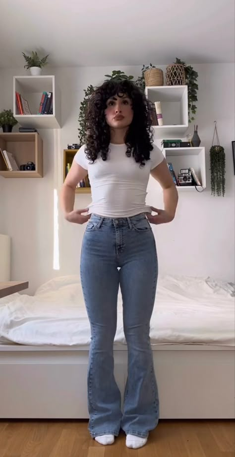 Plain White Shirt And Jeans Outfit, Outfit Inspo Dark Aesthetic, Cami Under Shirt, Big Flare Jeans Outfit, How To Style Flared Jeans Summer, Flare Jeans School Outfit, Flare Pants Jeans Outfit, Girly Jean Outfits, Endomorph Outfits Women