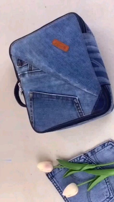 Clothing Brilliant (@clothingbrilliant) on Threads Sewing Handbag, Bags Making, Handmade Fabric Bags, Shorts Diy, Diy Denim, Blue Jeans Crafts, Jean Crafts, Fish In A Bag, Bag Tutorial