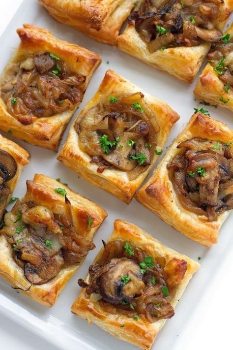 Natale: 10 ricette per antipasti sfiziosi e veloci - Nostrofiglio.it Christmas Tapas, Onion Bites, Puff Pizza, European Recipes, Appetizers Recipes, Perfect Dinner, Caramelized Onion, Spice Jar, Puff Pastry Recipes