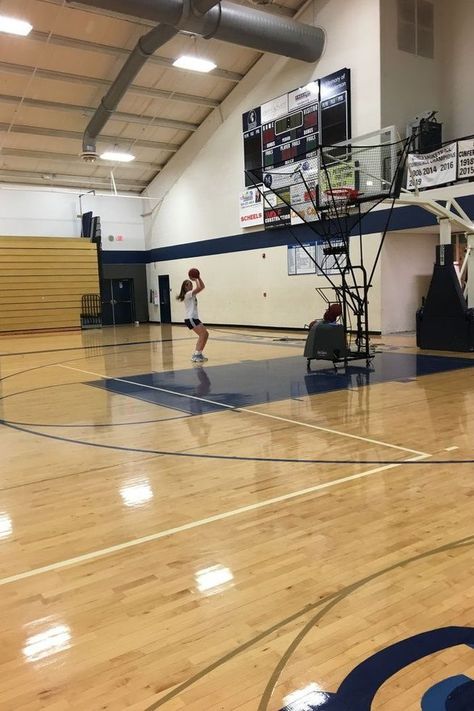 Basketball Training Aesthetic, Center Basketball, Basket Training, Basketball Girl, Basketball Gym, Gym Goals, Basketball Backboard, Ball Aesthetic, Basketball Practice