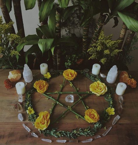 Green Witch Aesthetic, Wicca Altar, Witchcraft Altar, Wiccan Decor, Green Witchcraft, Witches Altar, Wiccan Altar, Eclectic Witch, Pagan Altar