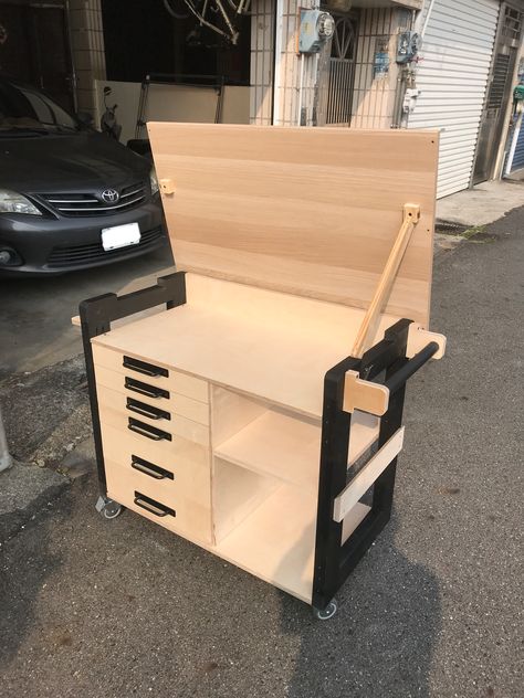 DIY Tool cart / Kitchen island Diy Tool Cart, Mini Workbench, Garage Workshop Organization, Plywood Projects, Tool Storage Cabinets, Workbench Plans Diy, Tool Cart, Woodworking Storage, Tool Storage Diy