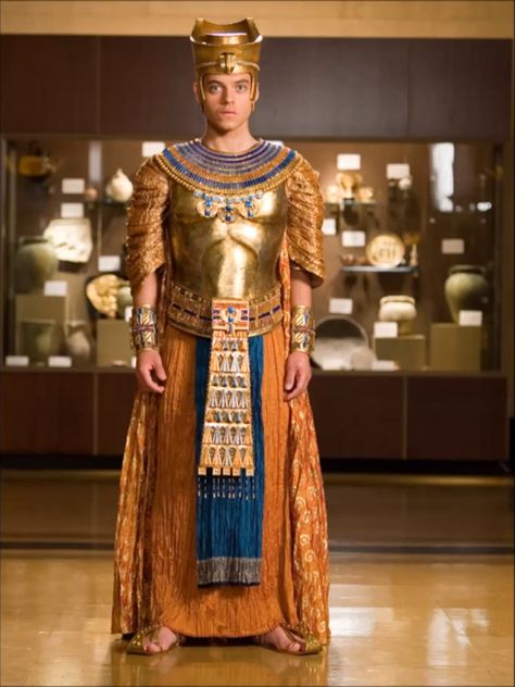 Rami Malek as Ahkmenrah Ancient Egyptian Clothing, Egypt Costume, Egyptian Dress, Egyptian Clothing, Egyptian Fashion, Rami Malek, Night At The Museum, Egyptian History, Movie Costumes