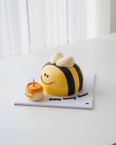 Bee Shaped Cake, Cake Decorating Ideas Christmas, Christmas Cake Decorating Ideas, Sculpture Cake, Asian Cakes, Christmas Cake Decorating, Pastry Chocolate, Decorating Ideas Christmas, Bee Cakes