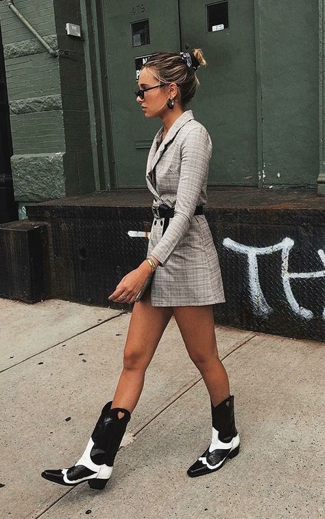 a grey plaid blazer mini dress with a belt, black and white cowboy boots for a chic look Cowboy Boots Outfit Winter, Cowboy Boots Street Style, White Cowboy Boots Outfit, Cowboy Boot Outfits, Western Boots Outfit, Short Cuir, Botas Western, Dresses With Cowboy Boots, Winter Boots Outfits