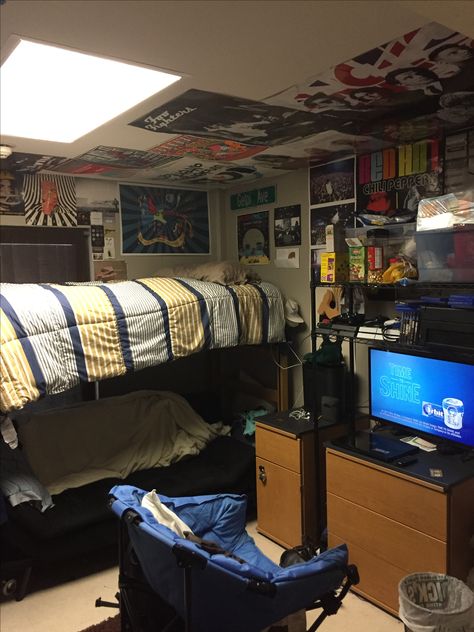 Room Ideas For Guys, Dorm Room Ideas For Guys, Unique Dorm Room, Guy Dorm Rooms, Boys Dorm Room, Chill Room, Dorm Room Designs, Dorm Room Ideas, Bedroom Setup