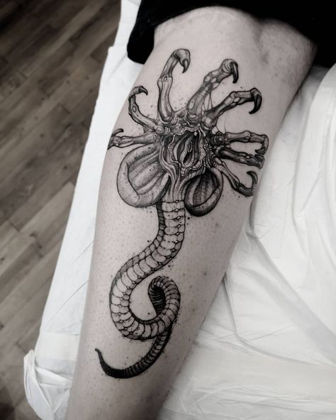 Alien Leg Tattoo, Creepy Alien Tattoo, Alien Face Hugger Tattoo, Cursed Tattoo Ideas, Alien The Movie Tattoo, Aliens Tattoo Design, Alien Movie Tattoo Ideas, Cthulu Tattoos Design, Psycadelic Tattoo Art