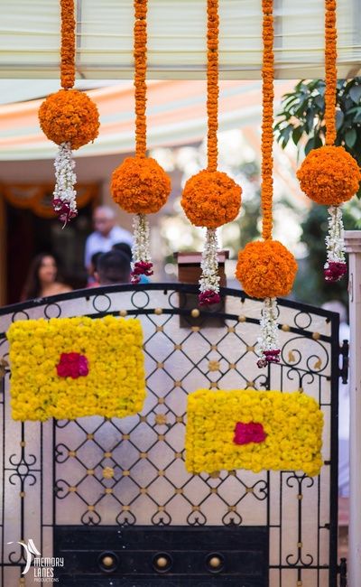 marigold decor,genda flower decor,orange and yellow genda flowers Marigold Decor, Mehndi Decoration Ideas, Marigold Wedding, Housewarming Decorations, Diy Diwali Decorations, Mandap Decor, Desi Wedding Decor, Marriage Decoration, Mehndi Decor