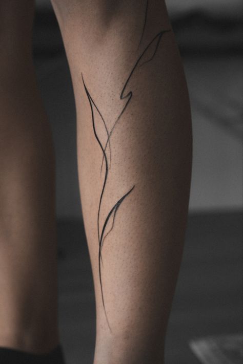 Floral lining bodyline women woman tattoo inked Line Tattoo Back Woman, Tattoo Lines Arm, Line Shoulder Tattoos For Women, Bicep Band Tattoo For Women, Arm Line Tattoos For Women, Fine Line Arm Tattoos Women, Abstract Leg Tattoos Women, Tattoo Brush Style, Female Fine Line Tattoo