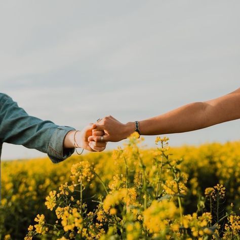 Flower Field Yellow, Shooting Photo Couple, Flower Field Photoshoot, Sunflower Photoshoot, Shooting Couple, Field Photoshoot, Couples Outfit, Couple Romance, Cedric Diggory