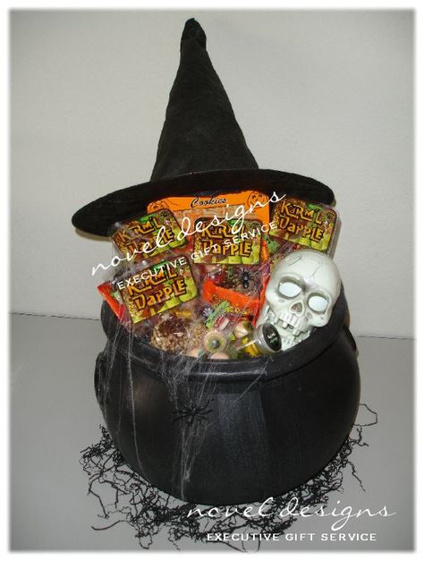 Gift Basket Ideas For Adults, Halloween Gift Basket Ideas, Halloween Treat Baskets, Dulceros Halloween, Halloween Care Packages, Moldes Halloween, Halloween Witches Brew, Spooky Halloween Gifts, Halloween Gift Baskets