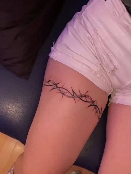 35 Best Barbed Wire Tattoos For Men And Women - Tattoo Pro Barb Wire Drawing Tattoo Designs, Barbwire Arm Band Tattoo, Barb Tattoo Wire, Band Around Leg Tattoo, Leg Bands Tattoo, Arm Tattoos Wrap Around, Tattoo That Wraps Around Leg, Barbed Wire Band Tattoo, Barbed Wire Wrap Tattoo