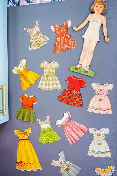 DIY: retro doll fridge magnets #kitchendecor #papercraft #vintagedecor Magnetic Paper Dolls, Flea Market Decor, Diy Retro, Magnet Toys, Magnetic Paper, Paper Dolls Diy, Flea Market Decorating, Magnet Crafts, Doll Diy