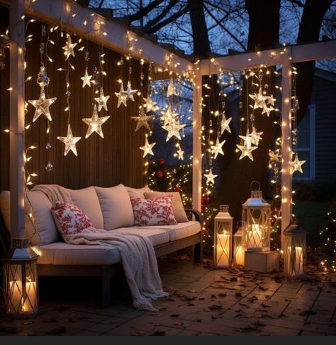 Diy Christmas Garden Decorations, Star Christmas Lights Outdoor, Boho Christmas Outdoor Decor, Outside Christmas Decorations Lights, Outdoor Light Display Christmas, Christmas Lights For Balcony, Christmas Decoration House Outdoor, Christmas Decor Ideas Backyard, Christmas Pergola Decorations