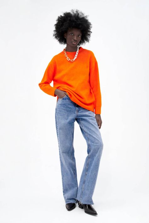 6 Color Trends Taking Over London's Street Style in 2021 | Who What Wear Orange Sweater Outfit, Sweater Street Style, Winter Sweater Outfits, Pullovers Outfit, Oversized Knit Sweater, London Fashion Week Street Style, Pull Oversize, Orange Sweater, Long Knitted Dress