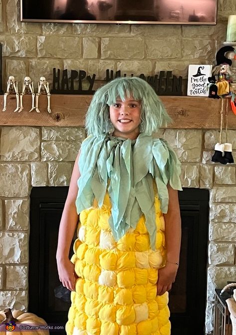 Vicky: My granddaughter is wearing the costume. She got the idea from the corn song and wanted me to make it. I cut different colors of yellow into squares. And sewed... Corn Costume Diy, Corn On The Cob Costume, Corn Song, Farmer Costume, Corn Costume, Homemade Costume, Kostum Cosplay, 2023 Halloween, Costume Works