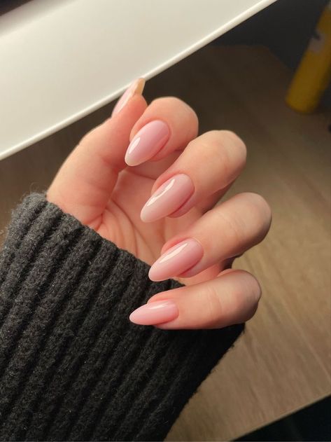 Nude Ombré Almond Nails, Milky Nude Nails Almond, Clean Girl Almond Nails, Almond Nails Natural Color, Almonte Nails, Pinky Nude Nails Almond, Plain Acrylic Nails Almond, Nude Nails Oval, Pink Nude Almond Nails