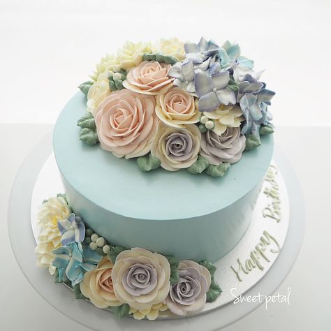 2 pound flower cake 2 Pound Cake Design Birthday, 2 Pound Cake Design, 2 Pound Cake, Cake Design Birthday, Birthday Cake Design, Cake With Flowers, Buttercream Flower Cake, Birthday Cake With Flowers, Basic Cake