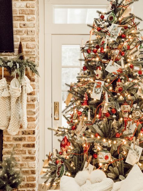 Farmhouse Christmas Tree Decorating with Balsam Hill Farmhouse Christmas Trees, Best Christmas Tree Decorations, Country Christmas Trees, Jeweled Christmas Trees, Best Farmhouse, Christmas Tree Decorating, Classic Christmas Tree, Farmhouse Christmas Tree, Country Christmas Decorations