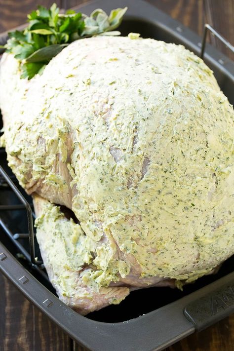 Roast Turkey Recipes Thanksgiving, Thanksgiving Recipes Turkey, Turkey Rub Recipes, Best Roasted Turkey, Whole Turkey Recipes, Herb Roasted Turkey, Roast Turkey Recipes, Butter Crust, Thanksgiving Dinner Recipes