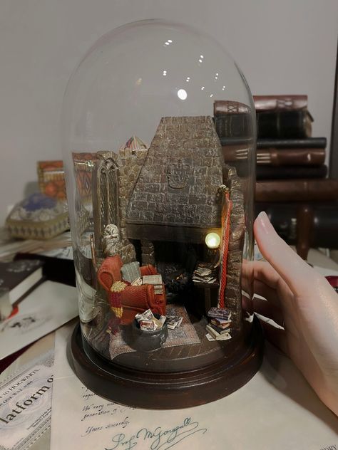 Harry Potter Cloche, Harry Potter Terrarium, Harry Potter Diorama, Harry Potter Lamp, Miniature Builds, Room Harry Potter, Harry Potter Display, Hp Wedding, Hogwarts Room