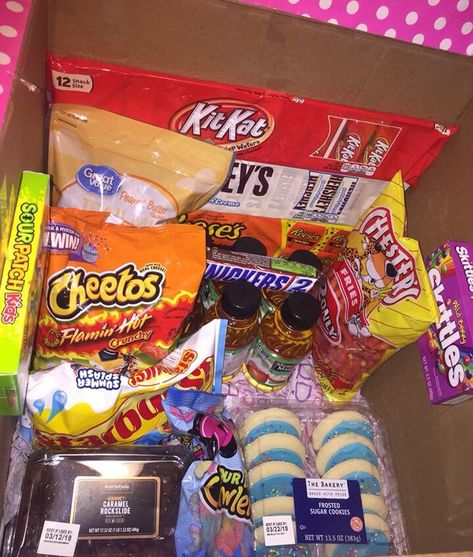 Birthday gifts🧚🏼‍♀️ Period Snacks Junk Food, Walmart Food, Sleepover Snacks, Snack Shack, 100 Calorie, Sleepover Food, Junk Food Snacks, Fun Sleepover Ideas, Food Snacks