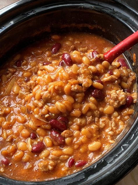 This ranch style baked beans recipe is one I found in an old church cookbook, and I wanted to give it a try. It is made with ground beef, pork and beans, and seasoning. These turned out really good! If you love these baked beans you will also love these delicious Maple Sausage Baked Beans.... Ranch Style Baked Beans, Southern Baked Beans, Maple Sausage, Pork And Beans, Cranberry Baking, Baked Beans Recipe, Perfect Baked Potato, The Southern Lady Cooks, Beef Tips And Gravy