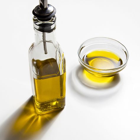 We all use olive oil in our cooking, but we don't always know when to go with  extra virgin and when to stick with regular. Here's the difference between the two. Best Olive Oil Brand, Olive Oil For Face, Oregano Oil Benefits, Oregano Plant, Origanum Vulgare, Olive Oil Brands, Cold Pressed Oil, Oregano Oil, Cooking With Olive Oil