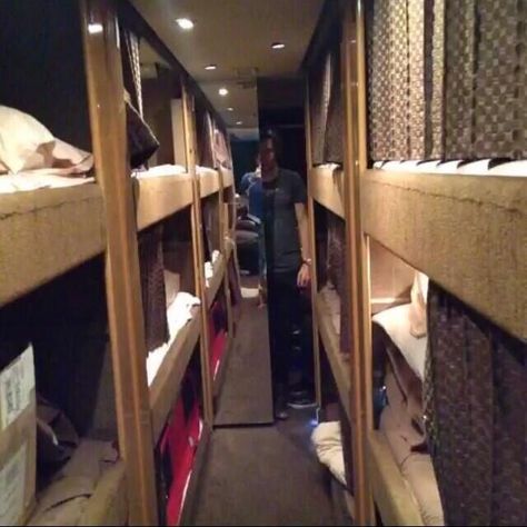 I see Harry... 1d Tour, One Direction Tour, Harry Styles 2013, Harry Styles Tour, Friends Cast, Bus Life, Life Vision Board, Tour Bus, Louis And Harry