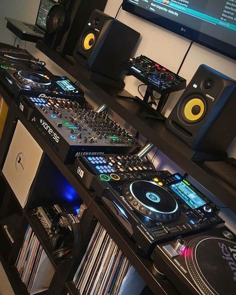 Studio Setup Music, Turntable Furniture Design, Ruang Studio Musik, Music Studio Aesthetic, Dj Pult, Dj Studio, Dj Table, David Silva, Home Recording Studio Setup